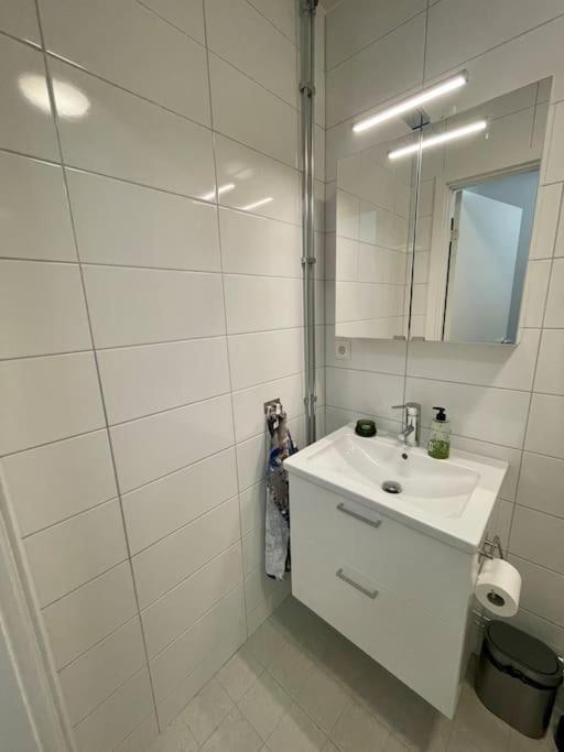 Newly Built Bright Apartment, Close To Everything If You Want To Visit Stockholm, You Will Find The Perfect Accommodation Here! Ferry Line 80 Makes It Very Convenient And Easy To Get To The City Center Nacka Exterior photo