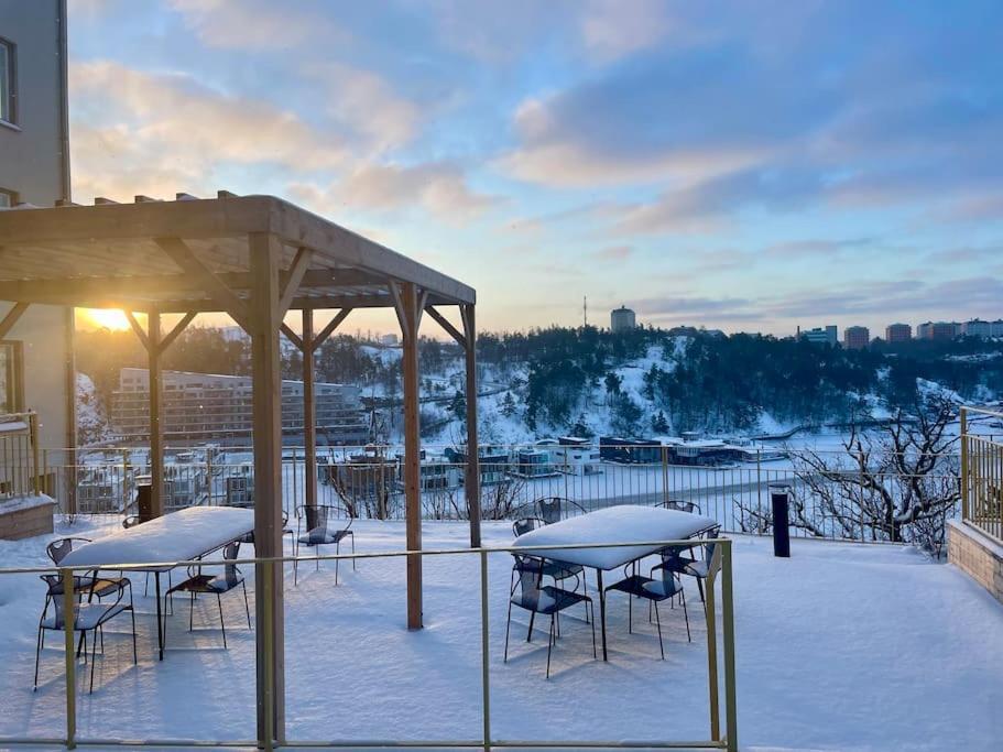Newly Built Bright Apartment, Close To Everything If You Want To Visit Stockholm, You Will Find The Perfect Accommodation Here! Ferry Line 80 Makes It Very Convenient And Easy To Get To The City Center Nacka Exterior photo