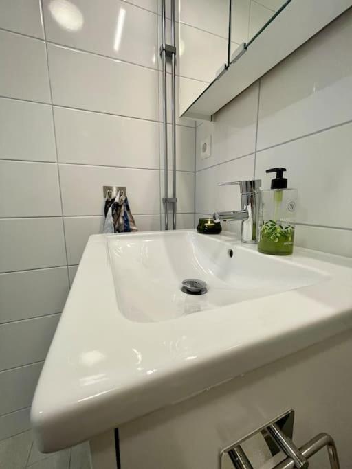Newly Built Bright Apartment, Close To Everything If You Want To Visit Stockholm, You Will Find The Perfect Accommodation Here! Ferry Line 80 Makes It Very Convenient And Easy To Get To The City Center Nacka Exterior photo