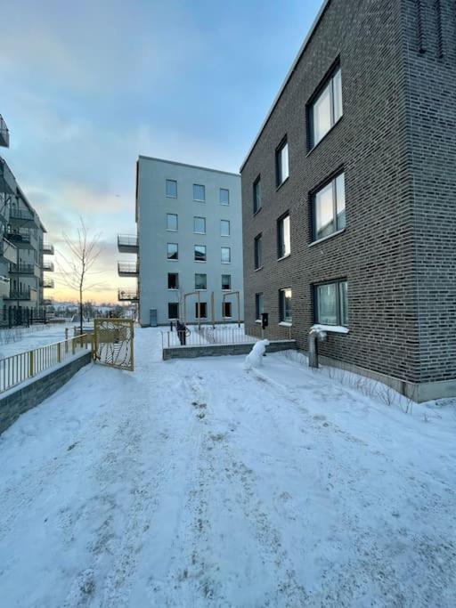 Newly Built Bright Apartment, Close To Everything If You Want To Visit Stockholm, You Will Find The Perfect Accommodation Here! Ferry Line 80 Makes It Very Convenient And Easy To Get To The City Center Nacka Exterior photo
