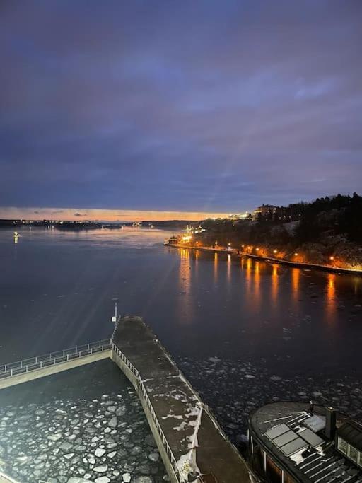 Newly Built Bright Apartment, Close To Everything If You Want To Visit Stockholm, You Will Find The Perfect Accommodation Here! Ferry Line 80 Makes It Very Convenient And Easy To Get To The City Center Nacka Exterior photo